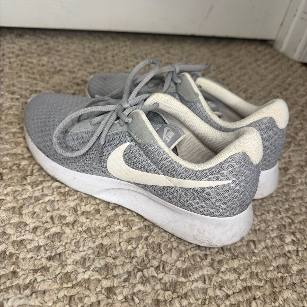 Women’s Nike Tanjun - Picture 3 of 4